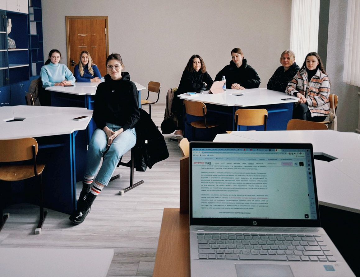 Студенти-журналісти слухають лекцію аспірантки Юлії Нагорної.
